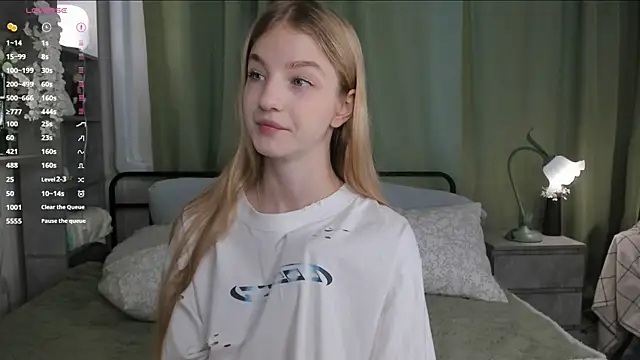 Snapshot of YuNabif chatting on October 22, 7:13 am YuNabif online show from October 22, 7:13 am