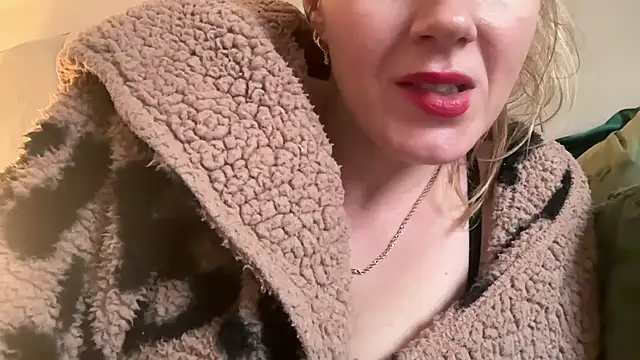 redheadrosie69 online show from December 4, 2:30 pm