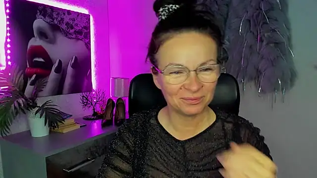 HelenLuxx online show from October 5, 6:35 pm