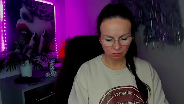 HelenLuxx online show from February 9, 2:19 pm