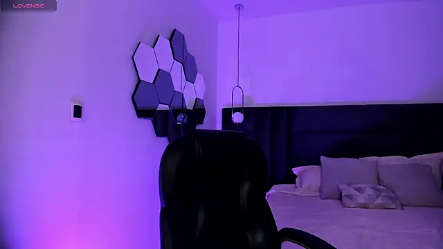 ViolettHansson online show from October 5, 11:48 am