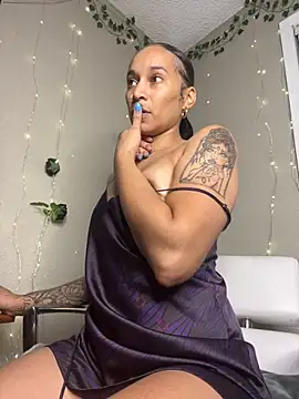 Snapshot of Shuggabutt chatting on October 31, 1:48 pm Shuggabutt online show from October 31, 1:48 pm