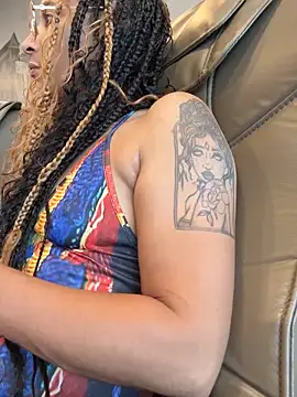 Snapshot of Shuggabutt chatting on September 18, 1:04 am Shuggabutt online show from September 18, 1:04 am