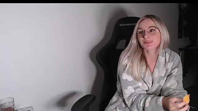 Liana Lou online show from November 9, 6:26 pm