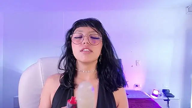 cute hollywood online show from April 19, 6:43 pm