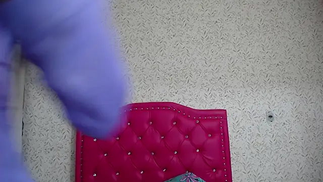 luly pink online show from December 16, 4:07 am