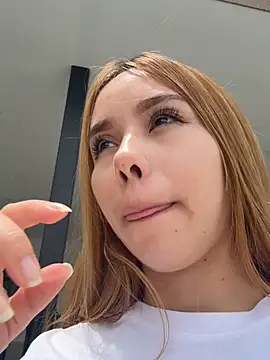 CarolineGraceX online show from March 3, 4:35 pm