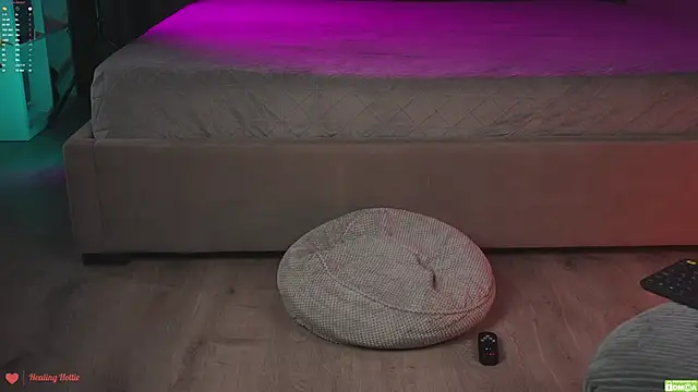 Snapshot of Healing_Hottie chatting on September 15, 7:21 pm Healing Hottie online show from September 15, 7:21 pm