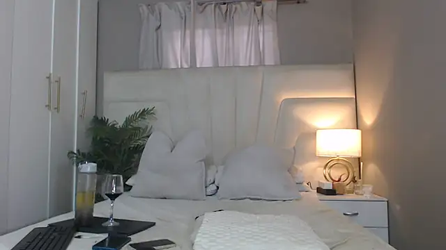 naughtyblackdolie online show from November 7, 5:24 am