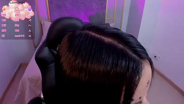 Hanna  Becker  online show from November 1, 1:04 pm