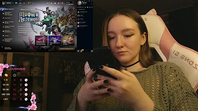 MoonlishSiren online show from December 4, 8:20 pm