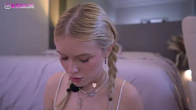 LexieLoree online show from March 22, 8:20 am