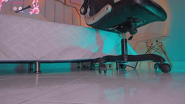 charlotte  grey online show from February 16, 8:20 pm