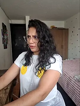 Thaliacooper  online show from December 4, 7:03 pm