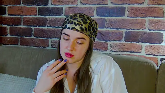 Sofia Hugs online show from March 7, 7:10 pm