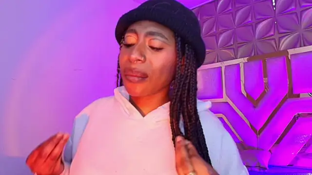 Queen perla  online show from March 18, 1:05 pm