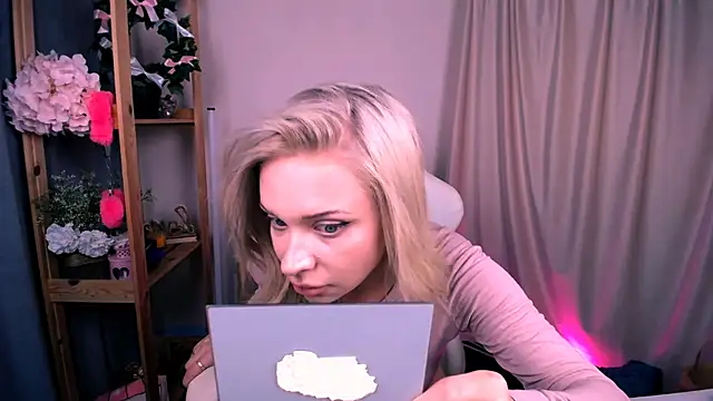 Snapshot of PDiddy_ chatting on September 29, 4:39 am PDiddy  online show from September 29, 4:39 am