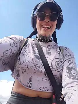 taaylor33 online show from January 18, 7:10 pm