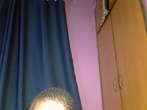 Queen petite  online show from April 3, 6:28 pm