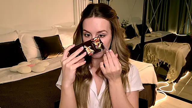 RozzitaBedberry online show from April 7, 1:24 pm