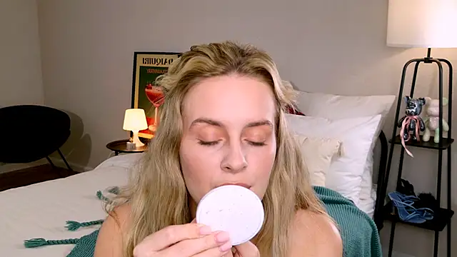 RozzitaBedberry online show from October 8, 12:31 pm