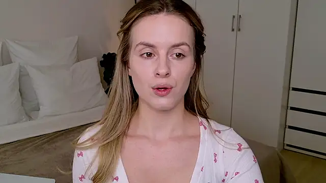 RozzitaBedberry online show from February 4, 3:59 pm