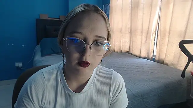 Liaroberts1 online show from October 23, 12:22 pm