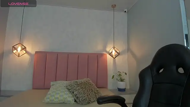 SUNNYCYRUS online show from November 11, 12:35 pm