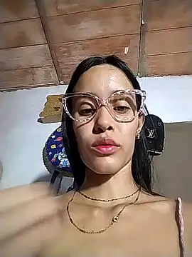 The-quee22 online show from November 30, 8:35 pm