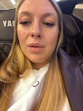 Snapshot of Sweet___Emily chatting on October 17, 1:47 pm Sweet   Emily online show from October 17, 1:47 pm