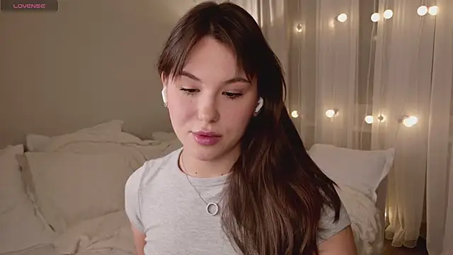 EmiliaDreams online show from January 13, 6:34 pm