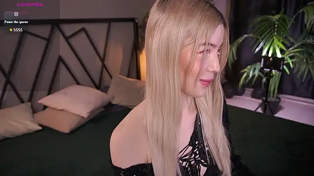 LindaThacker online show from March 12, 4:26 am