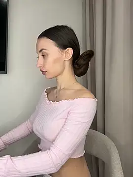 Polli Kiss online show from February 9, 5:59 pm