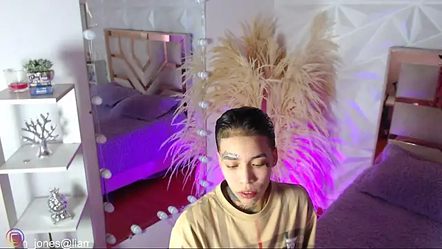 Jonesliam23 online show from February 1, 7:12 pm