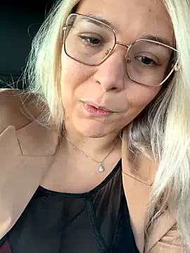 EmyLana online show from November 5, 6:29 am