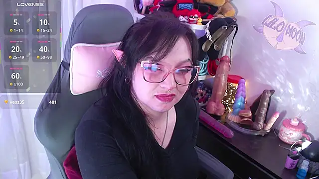 Snapshot of LiloMoon69 chatting on October 6, 2:56 pm LiloMoon69 online show from October 6, 2:56 pm