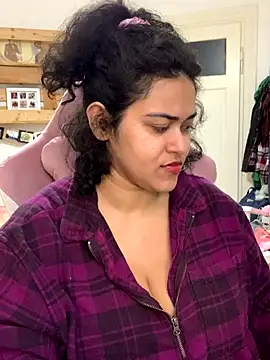 Curvydesifromgermany online show from November 6, 1:39 pm