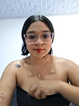 -VICKKY online show from April 4, 2:38 pm