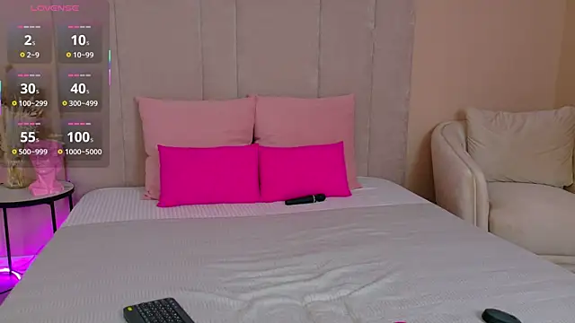 RoxiLester online show from November 17, 5:30 am