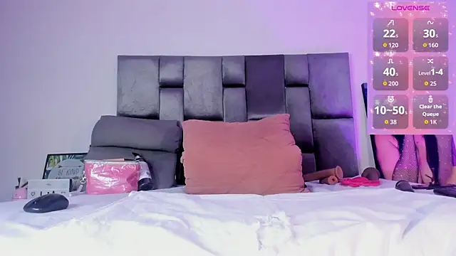 Lia johnsonn online show from November 7, 2:11 pm