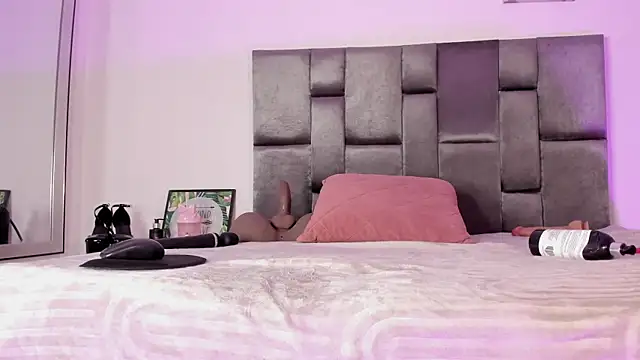 Lia johnsonn online show from September 15, 2:14 pm