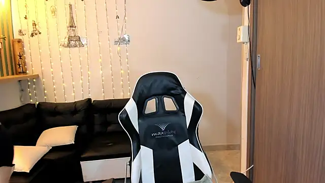 Ruby Your Milf online show from April 4, 9:35 pm