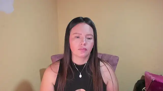 lauraguzman online show from April 6, 3:06 am