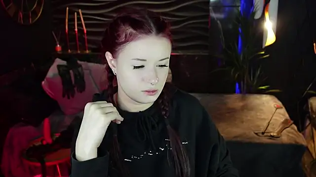 Snapshot of Lily_Moonlight chatting on October 22, 7:35 am Lily Moonlight online show from October 22, 7:35 am