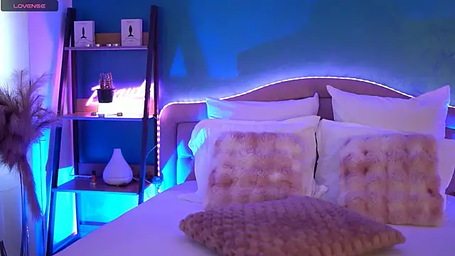 RaisaVawn online show from April 17, 6:15 am