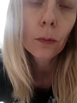 AvelinaLeoni online show from October 8, 7:07 pm