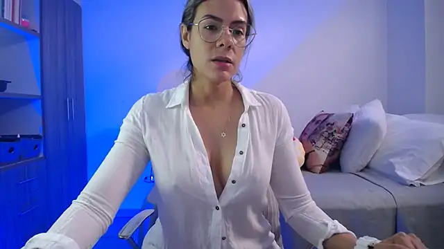 candydowson1 online show from April 4, 3:33 pm