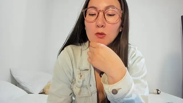 Elle Lee  online show from November 21, 11:18 pm