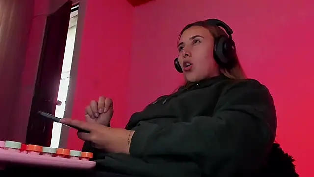 bonnie moon  online show from December 22, 9:18 pm