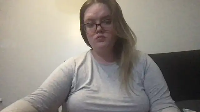 Snapshot of honeyyy24 chatting on October 20, 6:33 pm honeyyy24 online show from October 20, 6:33 pm